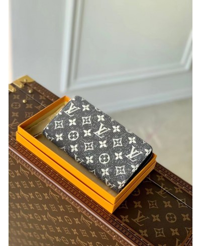 LOUIS VUITTON ZIPPY WALLET