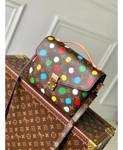 LV X YK POCHETTE MÉTIS LOUIS VUITTON