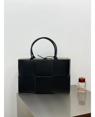 BOTTEGA VENETA Medium Arco Tote Bag