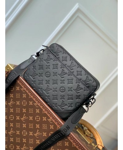 LOUIS VUITTON Trio Messenger