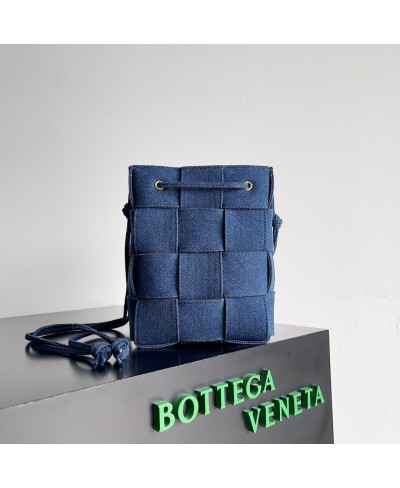 BOTTEGA VENETA Small Cassette Cross-Body Bucket