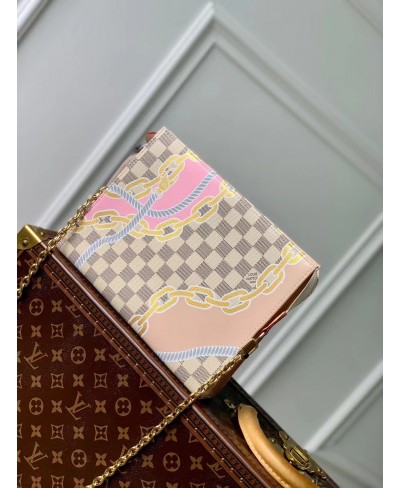 Trousse Toilette con catenella LOUIS VUITTON