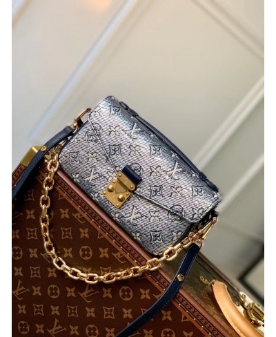 LOUIS VUITTON Pochette Métis East West