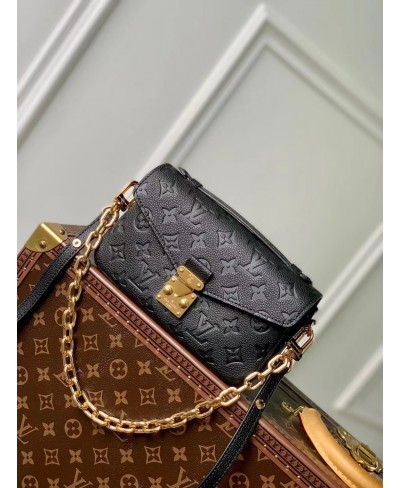 LOUIS VUITTON Pochette Métis East West