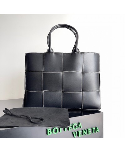 BOTTEGA VENETA Medium Arco Tote Bag