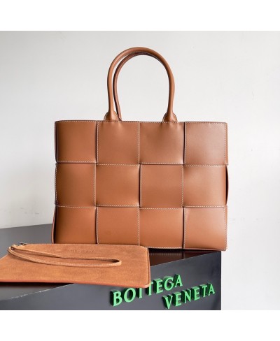 BOTTEGA VENETA Medium Arco Tote Bag