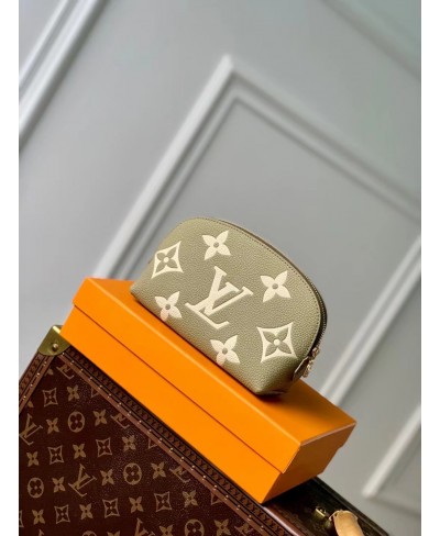 LOUIS VUITTON Pochette Cosmétique PM