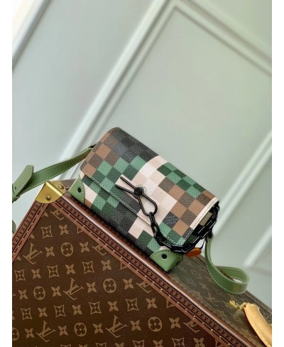 LOUIS VUITTON Steamer Wearable Wallet