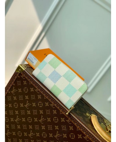 LOUIS VUITTON Zippy Wallet