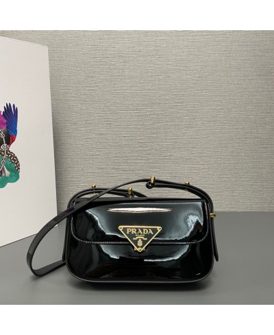 Borsa con pattina in vernice PRADA