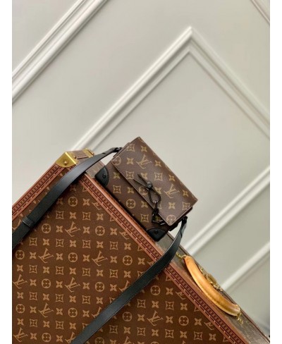 LOUIS VUITTON Steamer Wearable Wallet