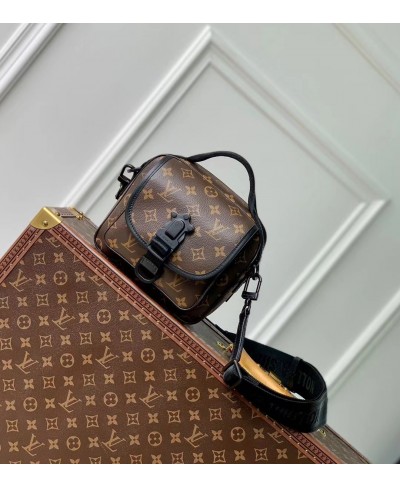 LOUIS VUITTON Quest Messenger