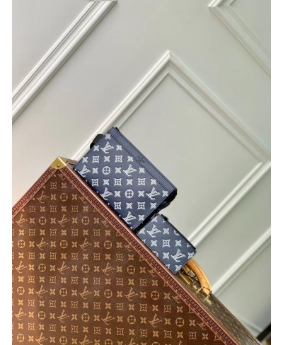 LOUIS VUITTON Gaston Wearable Wallet