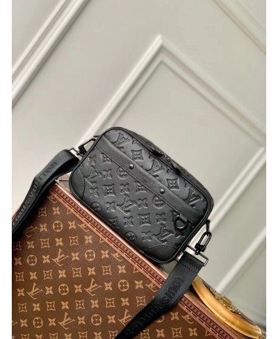 LOUIS VUITTON Alpha Messenger