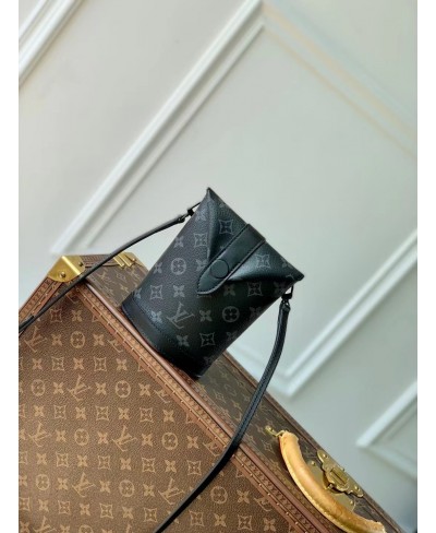 Envelope Pouch LOUIS VUITTON