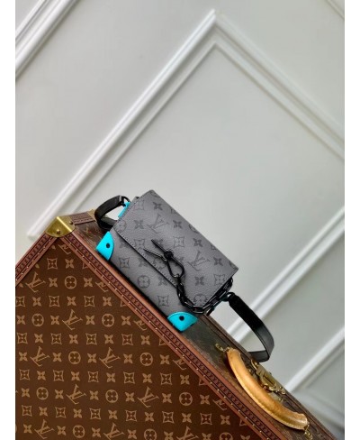 LOUIS VUITTON Steamer Wearable Wallet