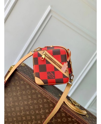 LOUIS VUITTON Chess Messenger