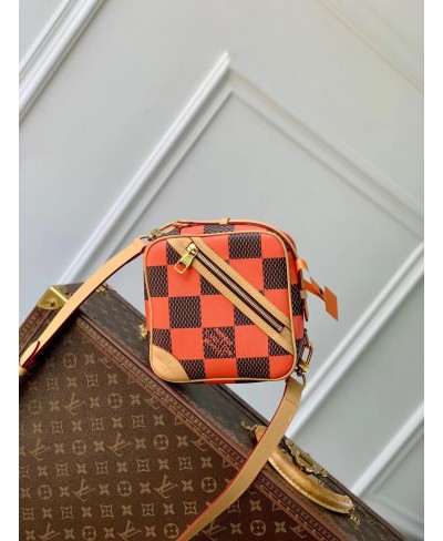 LOUIS VUITTON Chess Messenger