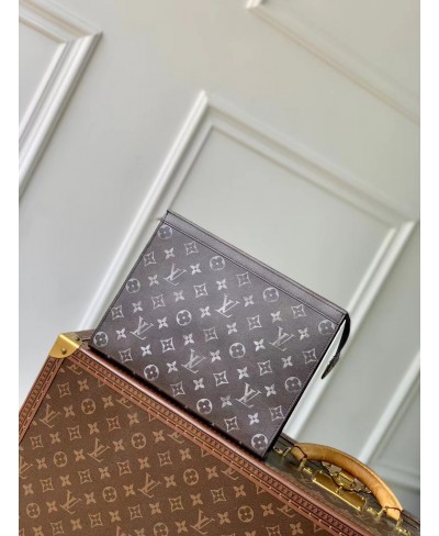 LOUIS VUITTON Pochette Voyage MM