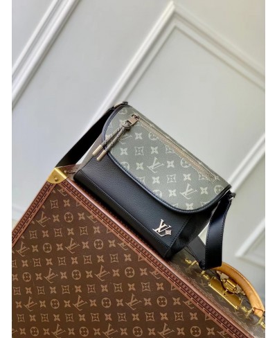 LOUIS VUITTON Pulse Messenger