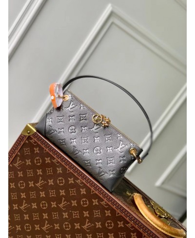 LOUIS VUITTON Pochette Sèvres