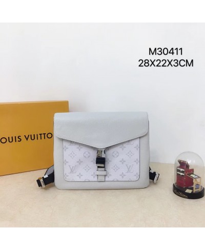 LOUIS VUITTON OUTDOOR FLAP MESSENGER