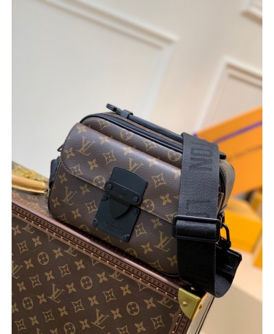 LOUIS VUITTON S LOCK MESSENGER