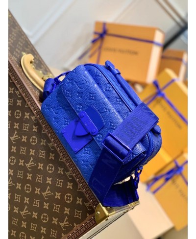 LOUIS VUITTON S LOCK MESSENGER