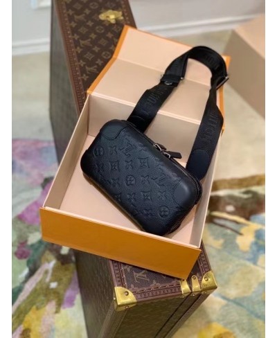 LOUIS VUITTON HORIZON CLUTCH