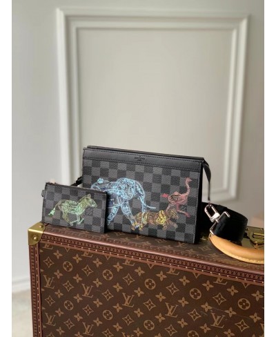 LOUIS VUITTON GASTON WEARABLE WALLET