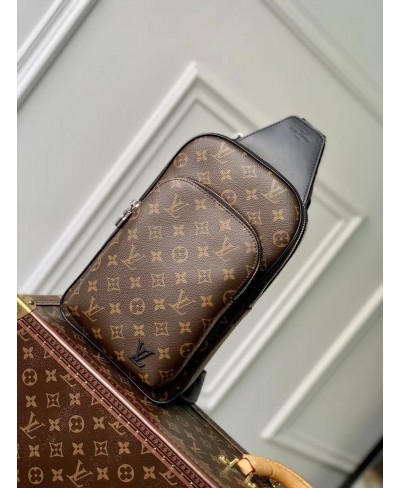 LOUIS VUITTON AVENUE SLINGBAG